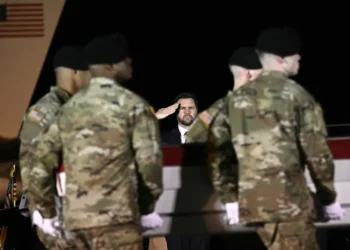 El vicepresidente de EEUU, JD Vance, saluda durante una ceremonia de repatriación de los cuerpos de 7 militares fallecidos