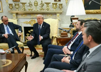 Trump en la Casa Blanca al canciller alemán y anunció su rompimiento comercial con España
