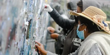 Los partidos políticos deben limpiar las paredes, postes y otros espacios donde se colocó propaganda política. FOTO: GAMLP