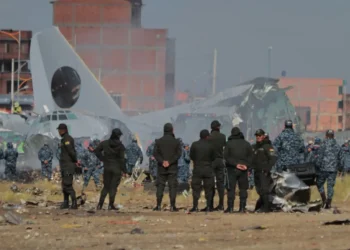 La Policía resguarda el lugar tras el accidente aéreo en El  Alto. (Foto: APG).