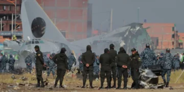 La Policía resguarda el lugar tras el accidente aéreo en El  Alto. (Foto: APG).