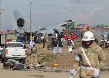 La Policía y los militares resguardan el lugar del accidente aéreo. (Foto: APG)