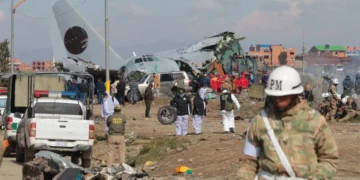 La Policía y los militares resguardan el lugar del accidente aéreo. (Foto: APG)
