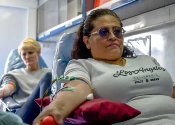 La ministra de Salud, Marcela Flores, y la embajadora de Suecia en Bolivia,  Johanna Teague, donan sangre. (Foto: Min. de Salud)