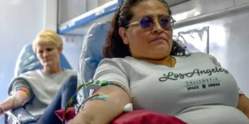 La ministra de Salud, Marcela Flores, y la embajadora de Suecia en Bolivia,  Johanna Teague, donan sangre. (Foto: Min. de Salud)