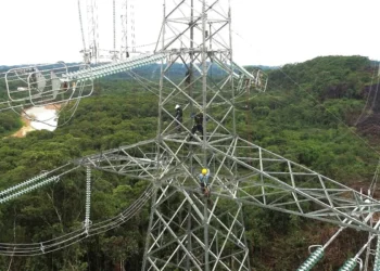 Construcción de la segunda línea eléctrica de extra alta tensión en Bolivia. Foto: ABI