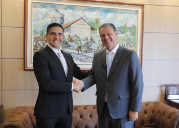 El ministro Justiniano junto a su par brasileño de Agricultura, Carlos Fávaro. Foto: MDPRyA