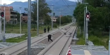 Estudiantes fueron captados colocando piedras en los rieles del tren metropolitano. FOTO: Obras Públicas
