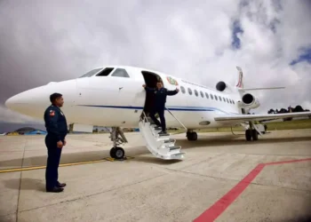 El presidente Rodrigo Paz baja del avión presidencial.