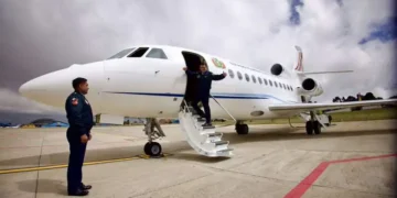 El presidente Rodrigo Paz baja del avión presidencial.