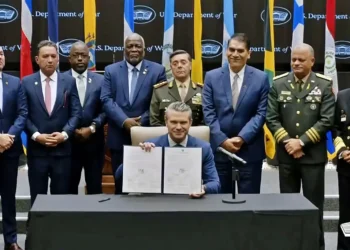 El secretario de Guerra estadounidense, Pete Hegseth, junto a autoridades de defensa y seguridad de América del Sur, América Central y el Caribe. (Foto: Pentagono)