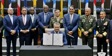 El secretario de Guerra estadounidense, Pete Hegseth, junto a autoridades de defensa y seguridad de América del Sur, América Central y el Caribe. (Foto: Pentagono)