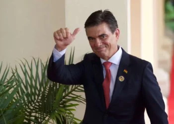 Rodrigo Paz a su arribo a la cumbre en Miami