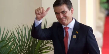 Rodrigo Paz a su arribo a la cumbre en Miami