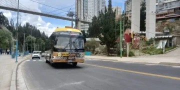 Un bus PumaKatari transita por una vía. FOTO: GAMLP