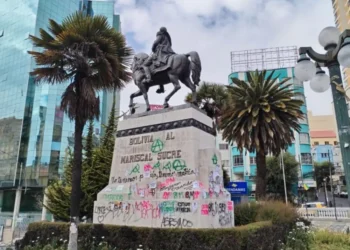 El monumento al Mariscal Antonio José de Sucre fue nuevamente vandalizado. FOTO: GAMLP