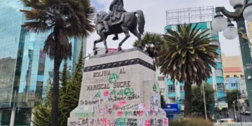 El monumento al Mariscal Antonio José de Sucre fue nuevamente vandalizado. FOTO: GAMLP