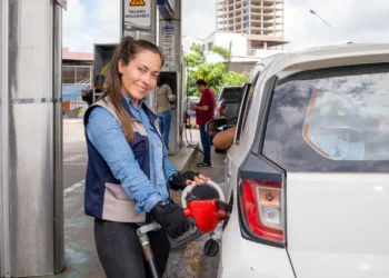 Una trabajadora de un surtidor carga gasolina en un vehículo. Foto: YPFB