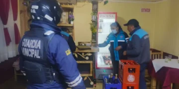 Personal de la Alcaldía y de la Policía durante un operativo. FOTO: GAMLP