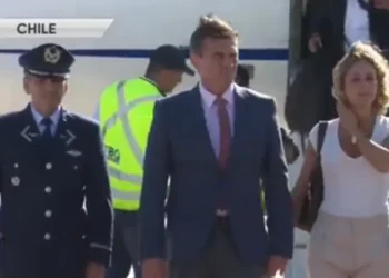 El presidente ROdrigo Paz y su esposa llegan a Santiago de Chile.
Foto: Captura Btv