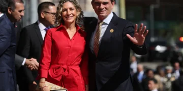 El presidente Rodrigo Paz y la primera dama, María Elena Urquidi. (Foto: AFP)