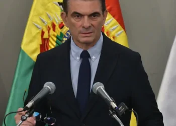 El presidente Rodrigo Paz brinda una conferencia de prensa.