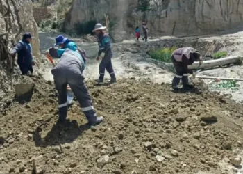 Trabajadores del municipio de La Paz retiran los escombros depositados. (Foto: AMUN)