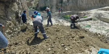 Trabajadores del municipio de La Paz retiran los escombros depositados. (Foto: AMUN)