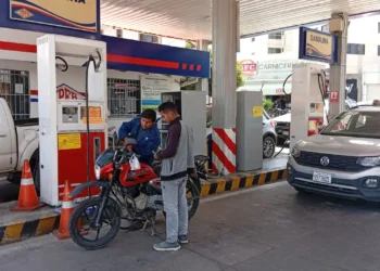 Un conductor de motocicleta carga gasolina en un surtido de Cochabamba. (Foto: YPFB)