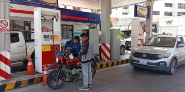Un conductor de motocicleta carga gasolina en un surtido de Cochabamba. (Foto: YPFB)