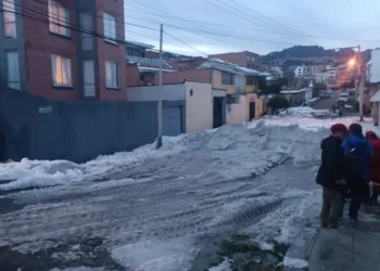 Las calles del municipio de La Paz quedaron cubiertas de granizo tras la intensa tormenta. (Foto: AMUN)