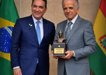 El ministro de Defensa, Marcelo Salinas y su homólogo de Brasil, José Múcio Monteiro Filho. (Foto: Min. de Defensa)