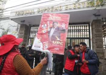 Simpatizantes de Eliser Roca protestan en puertas del TSE, en La Paz.
Foto: APG