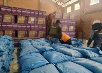 La FELCN registra las sustancias químicas secuestradas. (Foto: Fiscalía)