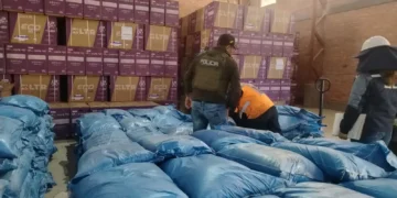 La FELCN registra las sustancias químicas secuestradas. (Foto: Fiscalía)