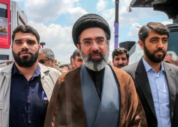 El nuevo líder supremo iraní, el ayatolá Mojtaba Jamenei (centro. Foto: AFP