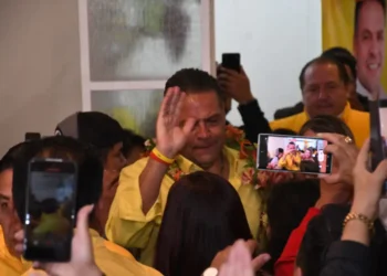 Luis Revilla llega a su casa de campaña (Foto: APG)
