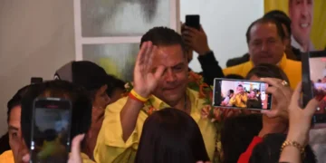 Luis Revilla llega a su casa de campaña (Foto: APG)