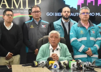 El alcalde de La Paz, Iván Arias, junto a su equipo. FOTO: GAMLP