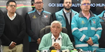 El alcalde de La Paz, Iván Arias, junto a su equipo. FOTO: GAMLP