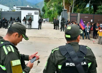 La Policía resguarda las instalaciones del Hotel Regina donde se realiza el cómputo de votos en Cochabamba. (Foto: Opinión)