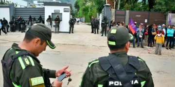 La Policía resguarda las instalaciones del Hotel Regina donde se realiza el cómputo de votos en Cochabamba. (Foto: Opinión)