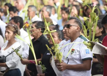 Fieles católicos levantan sus ramos en Santa Cruz.
Foto: APG