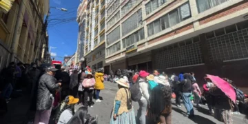 Padres de familia del colegio Gualberto Villarroel de La Paz se movilizaron este martes. FOTO: GAMLP