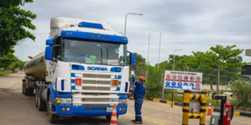 Una cisterna de combustible sale de la refinería Palmasola. (Foto: YPFB)