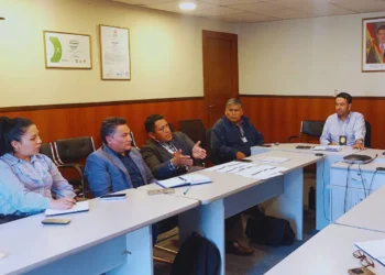 Reuniones de la gobernación con DGAC para coordinar el vuelo. Foto: DGAC
