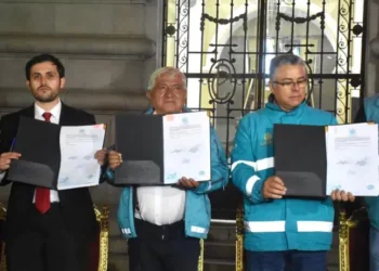 El alcalde Iván Arias y representantes de la empresa que se encargará del cambio de luminarias. FOTO: GAMLP