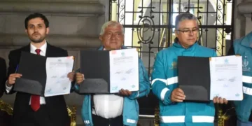 El alcalde Iván Arias y representantes de la empresa que se encargará del cambio de luminarias. FOTO: GAMLP