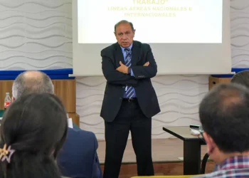 El director de la ATT, Carlos Alberto Agreda Lema, durante la mesa de trabajo. Foto: ATT