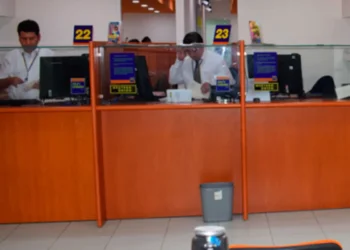 Atención en ventanillas del Banco Unión. Foto: Delta Financiero